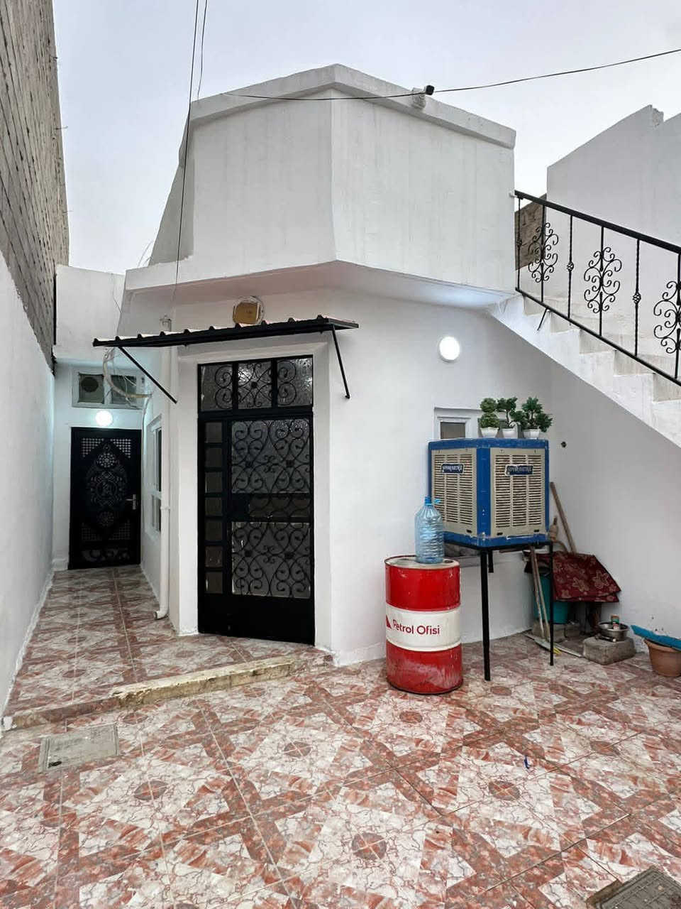 🏠دار للبيع طابو صرف   المساحة  100 متر  الواجهه 5مترعلى حديقة طابق واحد  الموقع كركوك حي الأسرى والمفقودين خلف مدرسة المعراج قرب صيدلية اسماعيل موقع مميز 
 طابق واحد يحتوي على غرفة نوم هول ومطبخ واستقبال وصحيات درج خارجي وكراج سياره بناء حديث 
السعر 95 مليون  بي مجال
للاستفسار الاتصال***********☎️***********
او مراجعة مكتب صباح كركوك للعقارات 
حي الاسرئ قرب جامع المعراج كركوك, العراق
