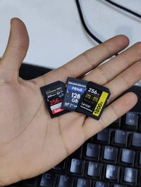 ثلاث بطاقات sd نوع لكسر و دلكن و ساندسك للبيع شلعة وحدة مستعجل جداً جد...