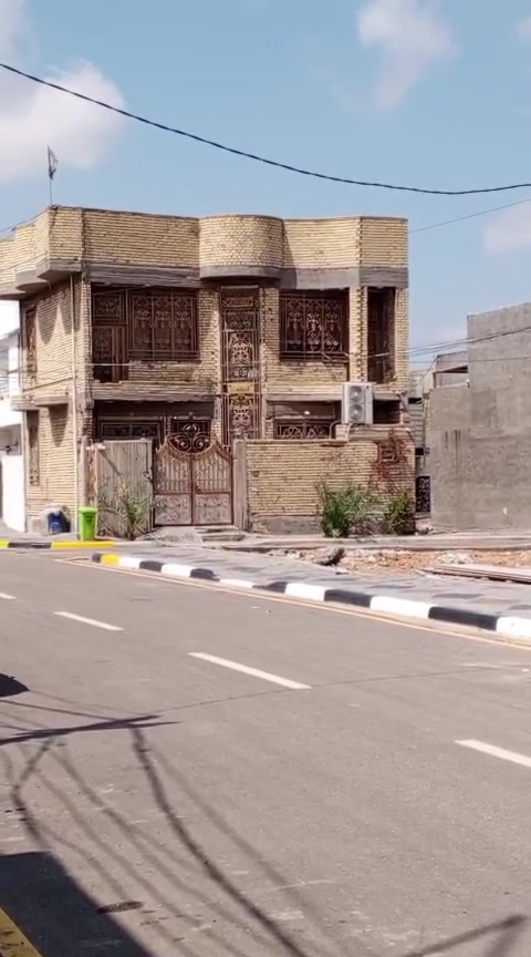 دارللبيع في حي الميلاد مقابل مجمع درة كربلاءالسكني ركن مربع طابقين فول مواصفات يقع على شارع 15 مكان جدأ مميز يتكون من غرف النوم عدد3 واستقبال وصالة ومطبخ وصحيات عدد 3 ومنور للاستفسار الاتصال على رقم صاحب الدار حصرا *********** بيع فقط
