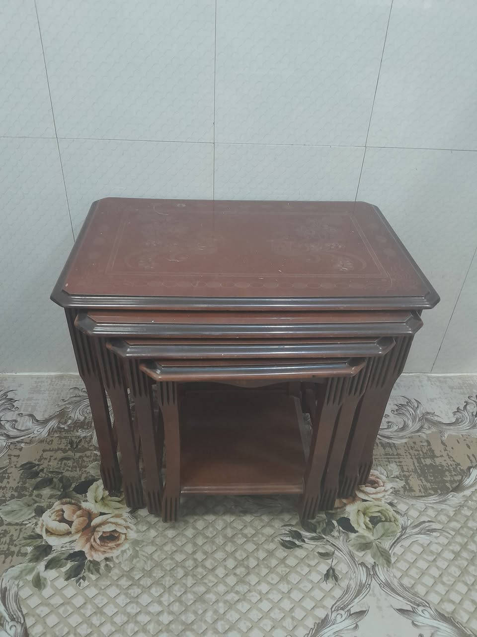 للبيع المستعجل
طخم ١٠ مقاعد وسيت طبلات عدد ٤ وعارضة للزينة عدد ٢ 
يمكن الاتصال على .***********
