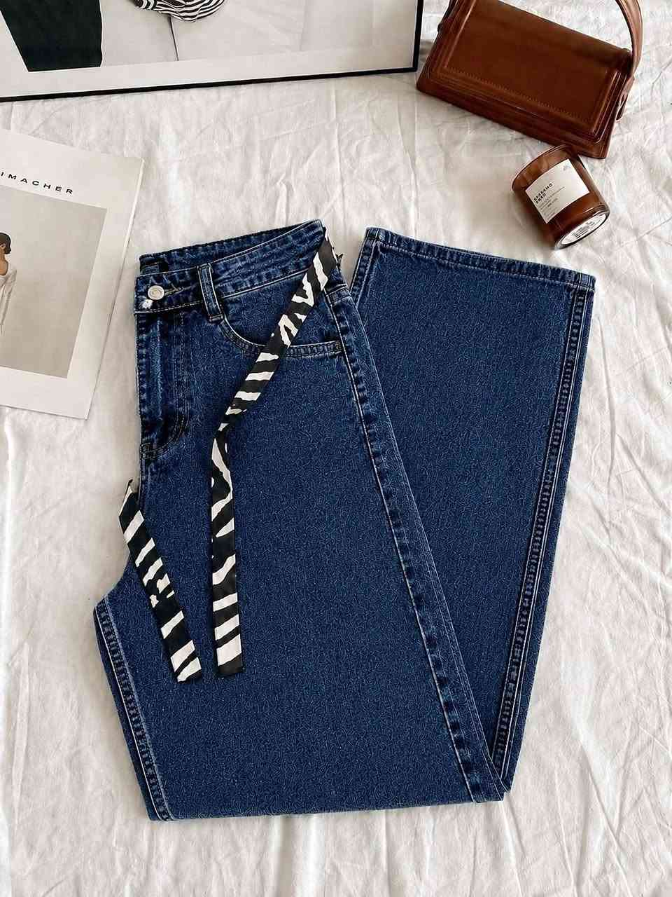 بنطلون بَكي ترند 2026 😍❤️

ستايل عصري بقصّة Baggy الواسعة المريحة، يمنحك إطلالة كاجوال أنيقة ومواكبة للموضة. 👖

✔️ قماش جينز تركي 🇹🇷🇹🇷 عالي الجودة، ناعم ومريح باللبس اليومي.
✔️ قصّة واسعة حديثة تعطي حرية بالحركة 💕
✔️ خصر مريح مع حزام قماش بدزاين أنيق يضيف لمسة عصرية.
✔️ سهل التنسيق مع القمصان، التيشيرتات والسبورتات 

القياسات / 38 / 40 / 42 / 44 / 46 / 48 #ملابس #جمال #انوثه


**إذا كنت صاحب هذا الإعلان وتريد حذفه لأي سبب، رجاءا أرسل رسالة إلى الدعم الفني**