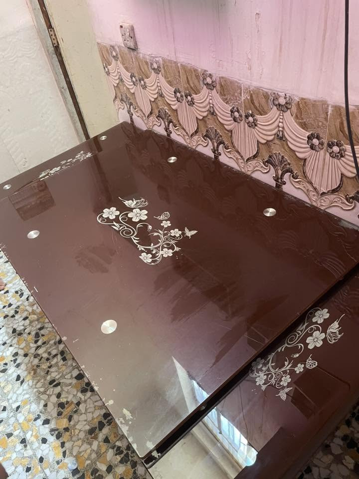 ميز يتكبر وميز ثاني منضدي ثنينهن ب١٠٠ رقمي ***********
