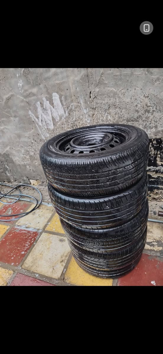 تخم تاير 17 /55/215  زائد سبير كامل نضيف السعر ١٠٠ مكان الحلة *********** وبيهن مجال
