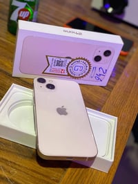 ايفون ١٣ عادي  جهاز كفاله لون وردي  مبدل بطاريه فقط  ذاكره ٢٥٦ كارتونه...