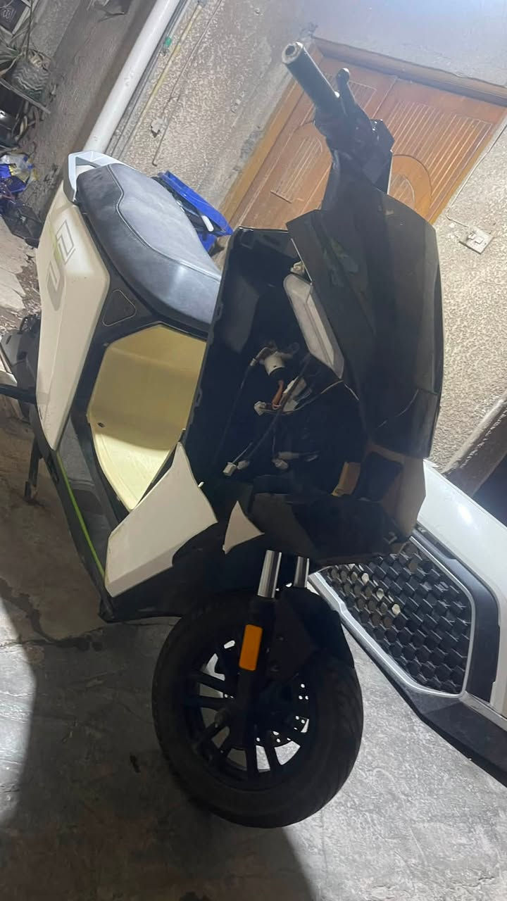 السلام عليكم دراجه شحن كارينه بيه هذا الكسر ونقص بطاريات فقط بيه سويجين وبصمات 2 وشاحنه جديده بس صار بيه هذا الحادث وانتركت والبطاريه وكفن فقط مكاني بغداد الغزاليه *********** بيع او مراوس السعر 250 وبيه مجال
