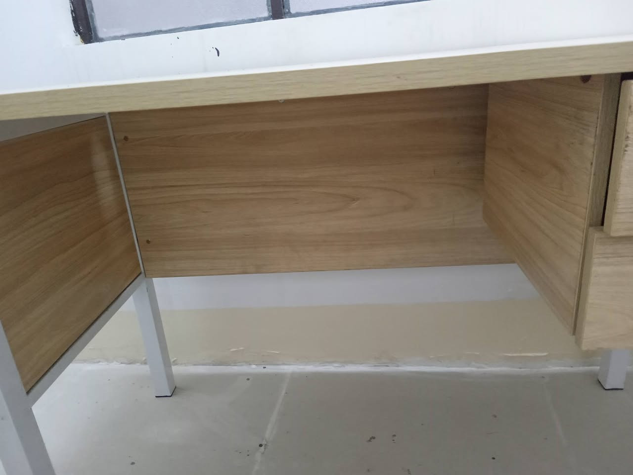 ميز مكتب بحالة جيدة جداً للبيع سعر ٩٠ ألف استفسار *********** واتس موجود

