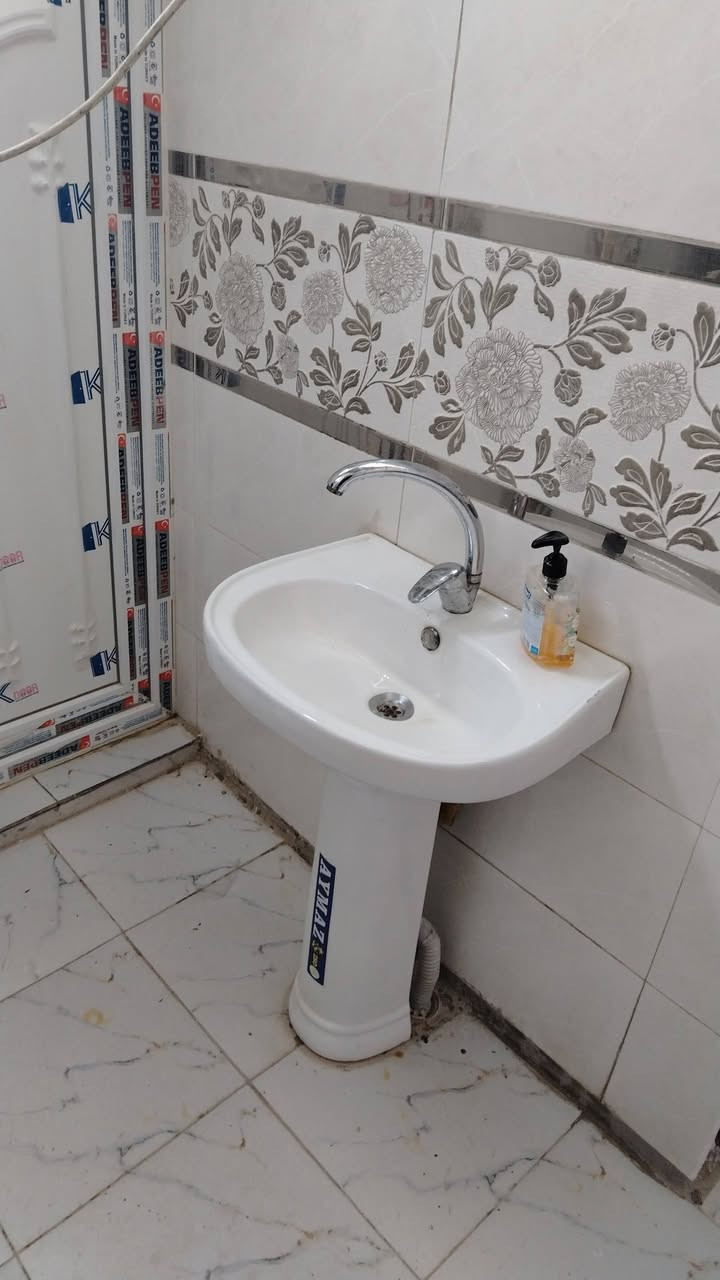 بيت للبيع شارع السبيس مقابل العسكري قريب ع حي ميسان عامود 240سند25 طابو زراعي يتكون من غرفة وصالة وحمامين ومطابخ تنين حار وباردمع الاثاث كتير مرتب وحلو سقف سندويش داخل لتطويب رقم***********
