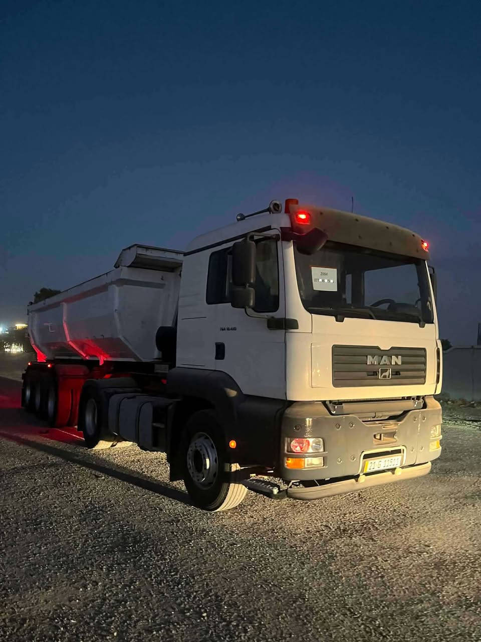 السلام عليكم ورحمة الله وبركاته 
مان 2004 تيكة نساف للبيع 
حجم المكينة 410 بيها بخار بسيط 
كير اوتوماتيك دعامية حديد بلاد 
العربانه 22م (3) دناكير تخم تاير 
سنوية وبراد ورقم وشعار ليزري جديد
سعرها 260 دفترين و ستين وبي مجال 
رقم الهاتف : ***********
