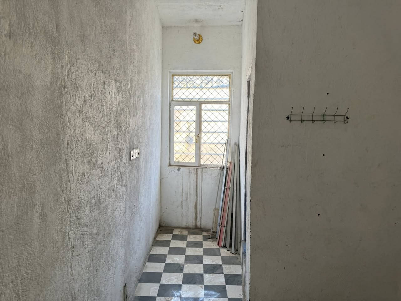 السلام عليكم محل للبيع في منطقة الماجديه المحط مساحه ٥+٤ طابقين يصلح محل حلاقه او صالون كامل كل ملحقاته كيزر مقطوره ماطور ماي باب جام للاستفسار الاتصال على الرقم 
***********
