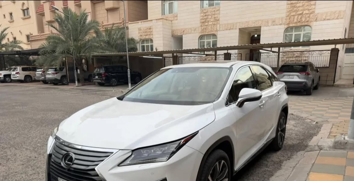 النوع: لكزس RX 350.

تواصل  *********** 
(((((السعر شدتين و٣٠ قفل بيع مستعجل)))) )

اللون الخارجي: أبيض لؤلؤي (Pearl White).

اللون الداخلي: جلد جملي 

المواصفات الخارجية:

الإضاءة: مصابيح أمامية LED ثلاثية (Triple-beam) 

السقف: فتحة سقف كهربائية.

الجوانب: مقابض أبواب مطعمة بالكروم مع نظام الدخول الذكي (بصمة) على جميع الأبواب.

الخلفية: صندوق خلفي كهربائي، وحساسات اصطفاف خلفية وأمامية.
