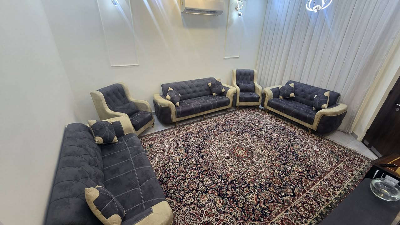 🔥 للبيع تخم عراقي شغل درجة أولى  + ميز تلفزيون
🔥
اللون رصاصي + بيجي وميز التلفزيون رصاصي
▪️ قماش ووتر بروف عالي الجودة
▪️ خشب جام روسي مع بلايوود
▪️ اسفنج مميز ارتفاع 20 سم
▪️ التخم مكوّن من 10 مقاعد:
  ▫️ قنفتين (3 مقاعد)
  ▫️ قنفة (مقعدين)
  ▫️ عدد 2 كرسي
📍 المكان:  – البياع / الرسالة الثالثة – شارع الضغط
💰 السعر: ٧٠٠ ألف
للاستفسار الاتصال على الرقم  ويوجد واتس اب***********
