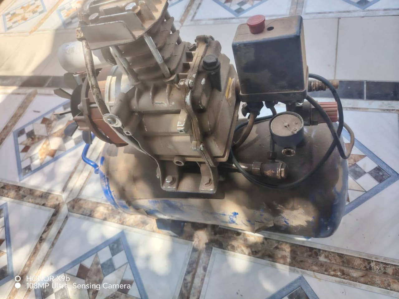 بسم الله الرحمن الرحيم 
كمبريسر هواء بطل طافي ابيع فحم عاطل السعر ٢٢
للاستفسار **********************
يوجد توصيل للمحافظات
