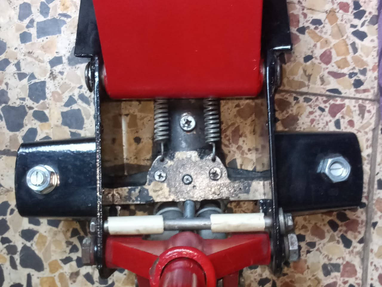 ⭕ يوجد توصيل لكافه المحافظات
جك عربانه تمساح دبل بستم 3 طن نظيف خالي من اي نظوح اخو الجديد السعر 90 الف شغال وعل الفحص شرط الشغل + فحص امام المندوب 
***********

