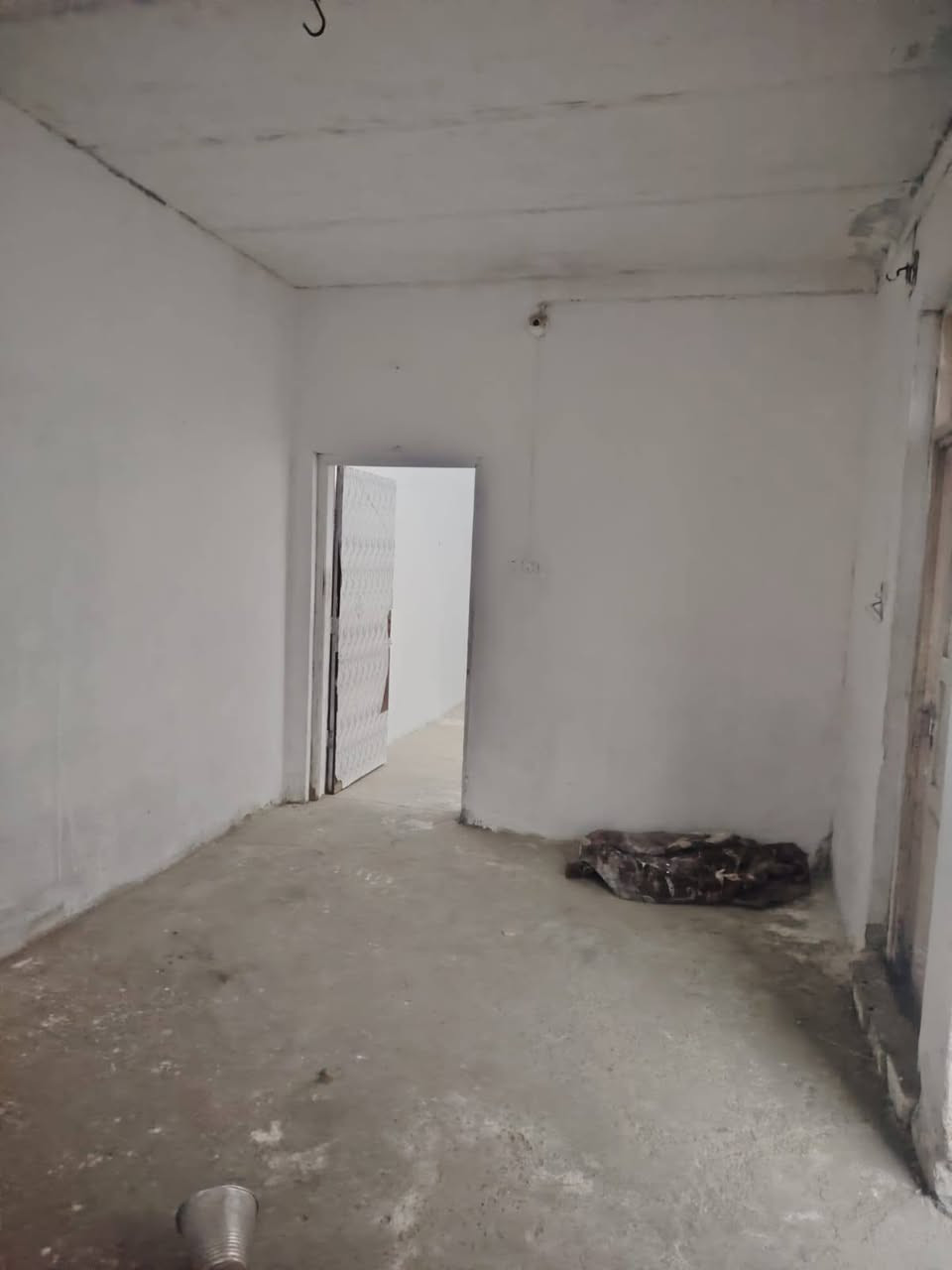 بيت 70م للايجار حي الوفاء قرب محطّة الوقود طابق واحد
 يتكون من غرفه وصاله ومطبخ وصحيات ايجاره 200قفل 
للاستفسار اكثر واتساب ***********
