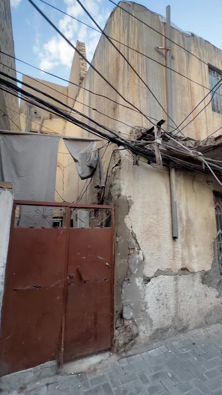 سلام عليكم بيت 120 متر سكني للبيع منطقه الدهاليك البيت كما موضح في الفيديو سعر المتر مليون دينار للاستفسار الاتصال *********** او مراجعه مكتب جاسم ابو عبدالله
