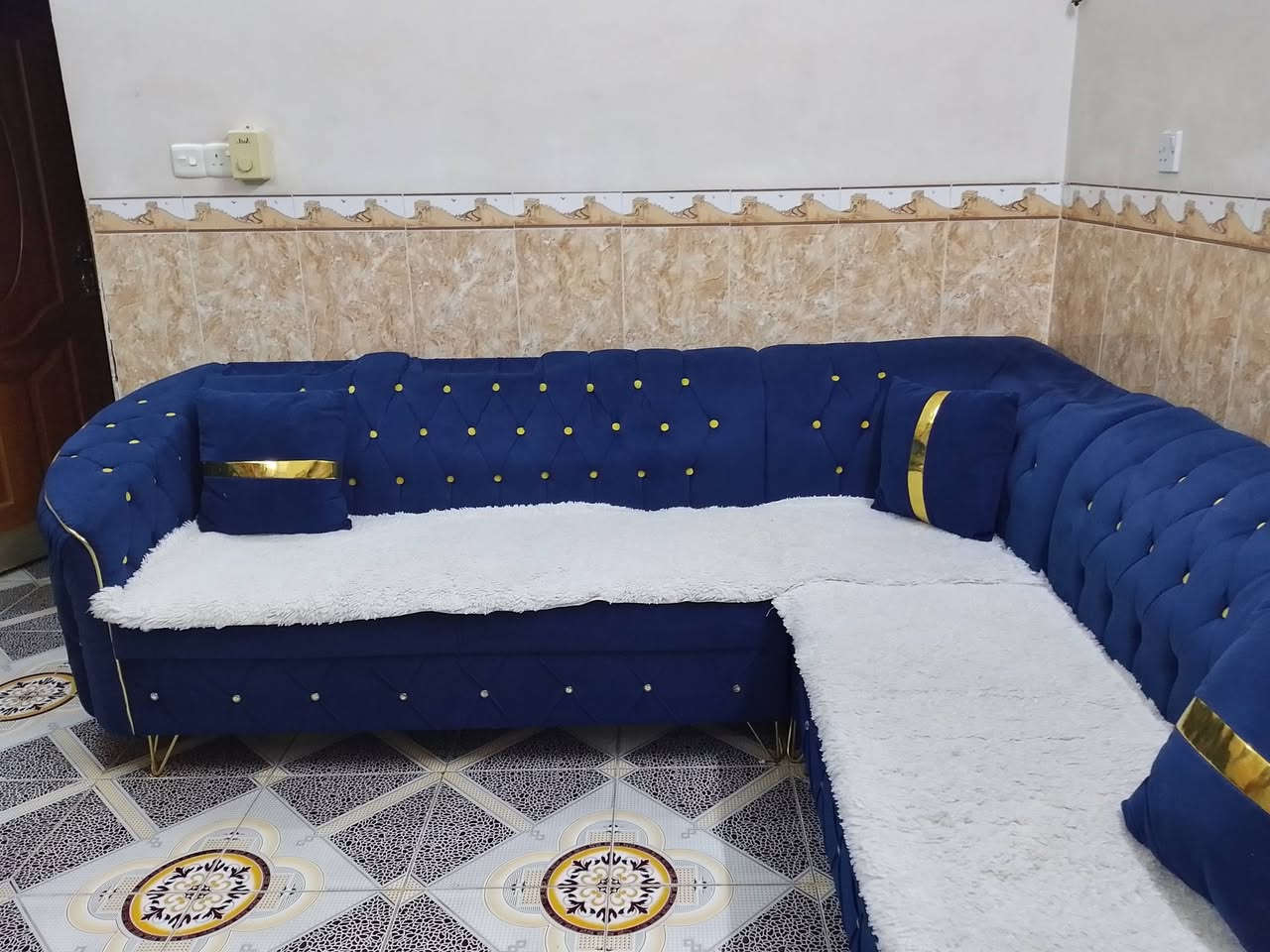 ديوان ٧ مقعد جديد (٣٠٠) مع جربايه جديد سعر ٥٠ ،(***********) كركوك طريق بعداد
