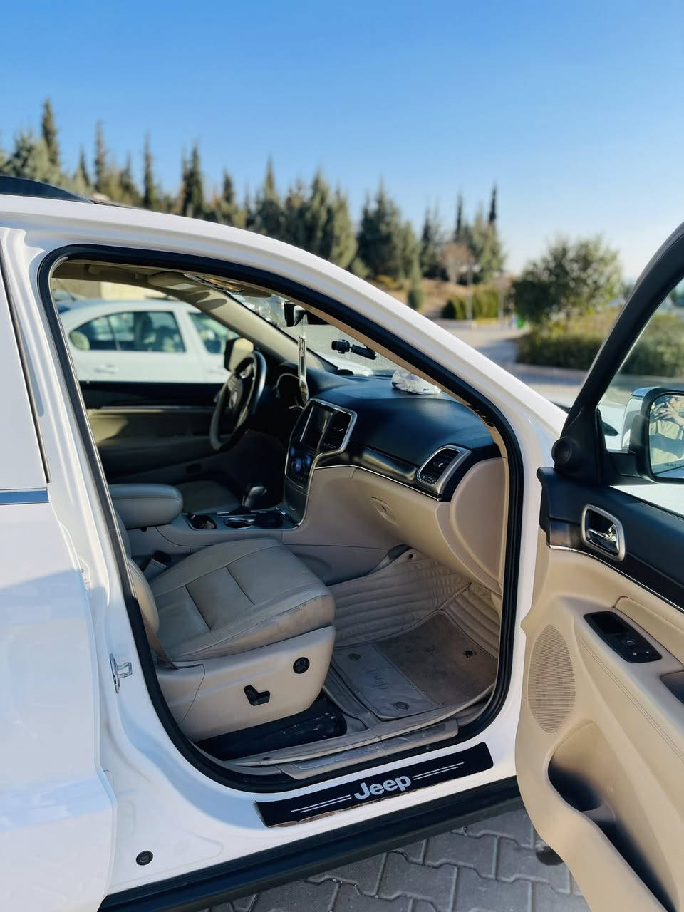 جيب لاريدو موديل 2017 مواسفات لمتيد  بدون صبوغ 124ماشي سيارة  رةقم و سنوية جديد  رةقم تليفون 📞 *********** مكان سليمانية
