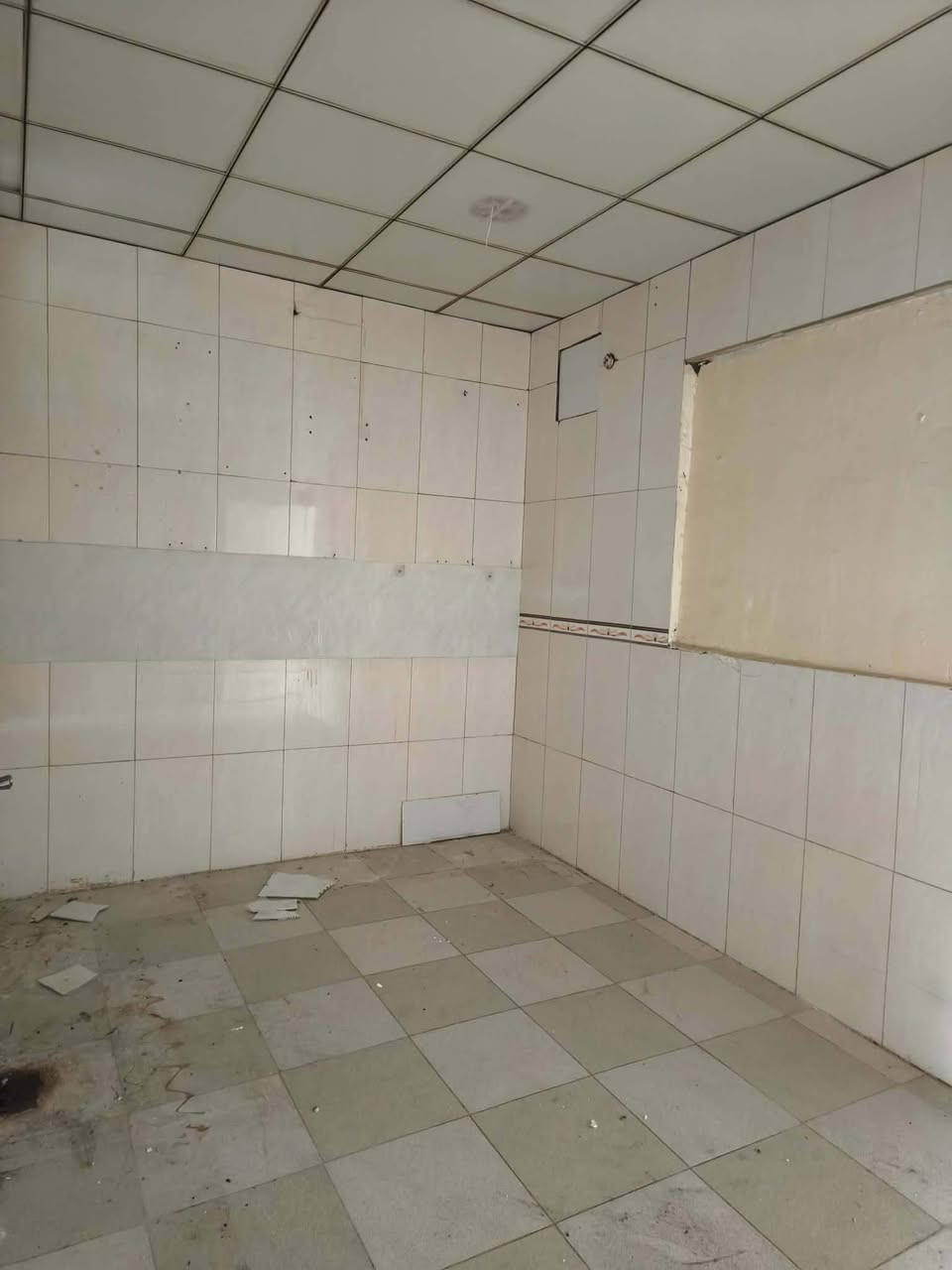 شقه للايجار 100 متر طابق ثاني تحتوي على غرفه وصاله ومطبخ واستقبال وصحيات عدد ثنين 
العنوان النجف حي العداله الفرع مقابل اسواق القلعه
للاستفسار الاتصال على ***********
