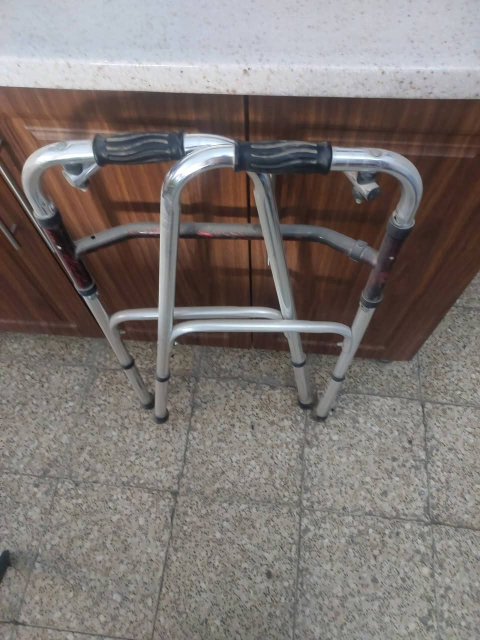 السلام عليكم 
اخوان عكازه متحركه قيم بما يرضي الله 
جديده ما مستعمله 
***********
شهداء البياع
