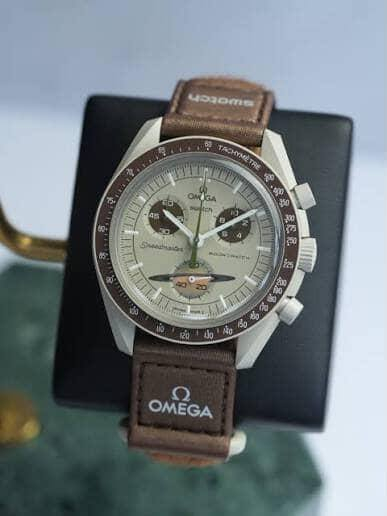 ساعة من ماركة اومكا Omega x Swatch MoonSwatch وارد اوربي 

تحفة فنية
تصميم مستوحى من سطح القمر والأرض
مكينة كوارتز ناعمة ستوبوج (جميع السناتر شغاله)
المينا رمادية محببة تعكس شكل التضاريس القمرية
فول لامينوس ارقام واميال
مؤشر مراحل الأرض شغال يظهر الأرض بألوان خاصة والمحيطات تتوهج تحت ضوء UV
مؤشر مراحل القمر شغال 
هيكل من مادة Bioceramic (خليط بين السيراميك والبلاستيك الحيوي)
 سير قماش VELCRO مختم
زجاج معدني مقبب ضد الخدش
مقاومة ماء وغبار 
السعر 25 الف مع توصيل


**إذا كنت صاحب هذا الإعلان وتريد حذفه لأي سبب، رجاءا أرسل رسالة إلى الدعم الفني**