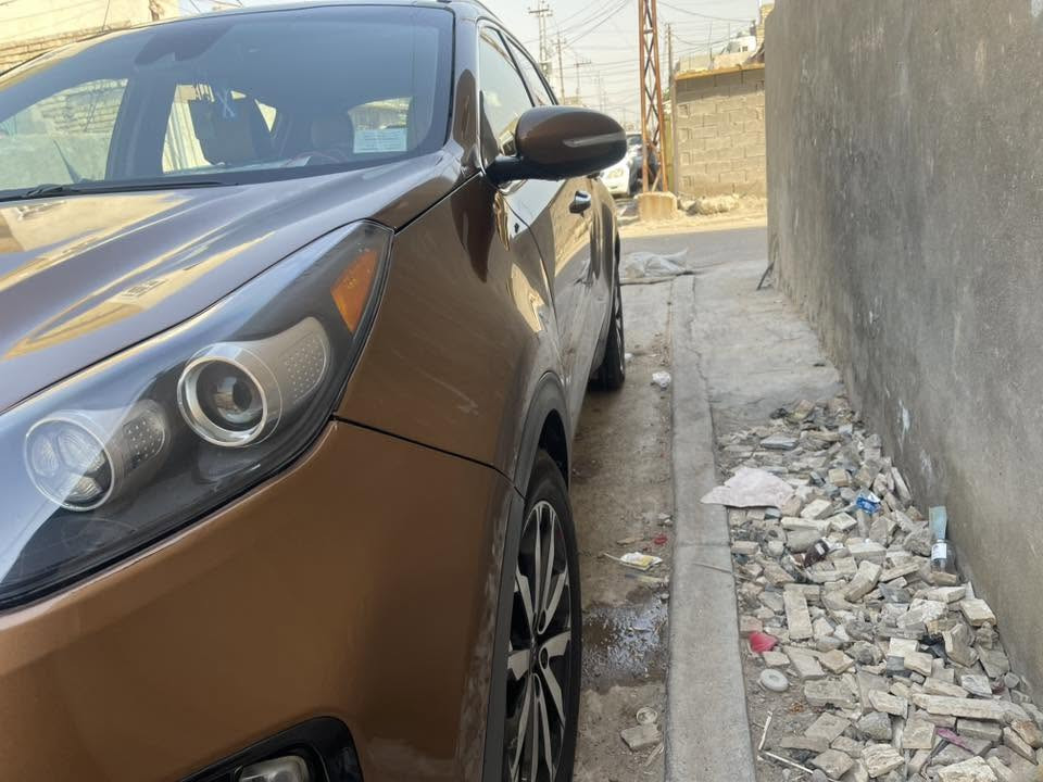 سلام عليكم سبورتج موديل 2019. فول واحد على واحد 
كل المواصفات بيها  السيار ما ماشيه 50000  بيها باب خلف السائق صبغ  و بنيد  هم مصبوغ محرك جي دي اي 2500  السياره خير من الله السعر 160 رقم الهاتف ***********
