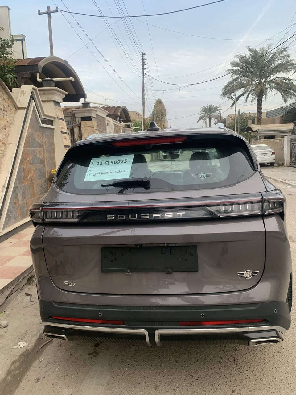 🔴 السعر : اتصال ***********
سيارة سوئيست S07 1.6L PREMIUM.   2026.     5
نظرة عامة:
سيارة سوئيست S07 1.6L PREMIUM موديل 2026 (مواصفات خليجية) هي SUV عائلية بثلاثة صفوف تتسع لـ7 ركاب، مقدمة من شركة آفاق الخليج للوكالات التجارية، الوكيل الرسمي في العراق. تجمع بين الأداء القوي، التقنيات المتطورة، والراحة الفاخرة.
المواصفات الفنية:  
المحرك: 1.6 لتر تيربو، 4 أسطوانات، 197 حصان، عزم 290 نيوتن-متر.  
ناقل الحركة: أوتوماتيكي دبل كلاتش 7 سرعات.  
استهلاك الوقود: 8 لتر/100 كم.  
العداد: 1800 كم.  
الضمان: 6 سنوات/200,000 كم (أساسي)، 10 سنوات/مليون كم (محرك للمالك الأول).
المميزات الرئيسية:  
تصميم عصري: إطارات 20 إنش، فتحة سقف بانوراما، إضاءة LED أوتوماتيكية.  
تقنيات ذكية: شاشة 24.6 إنش، كاميرات 540 درجة، قيادة شبه ذاتية، رادار تفاعلي.  
أنظمة أمان: تحذير التصادم، كبح طوارئ، مراقبة النقاط العمياء، 6 وسائد هوائية.  
راحة فاخرة: مقاعد جلدية كهربائية (السائق مبرد)، تكييف ثلاثي المناطق، ثلاجة مدمجة.
