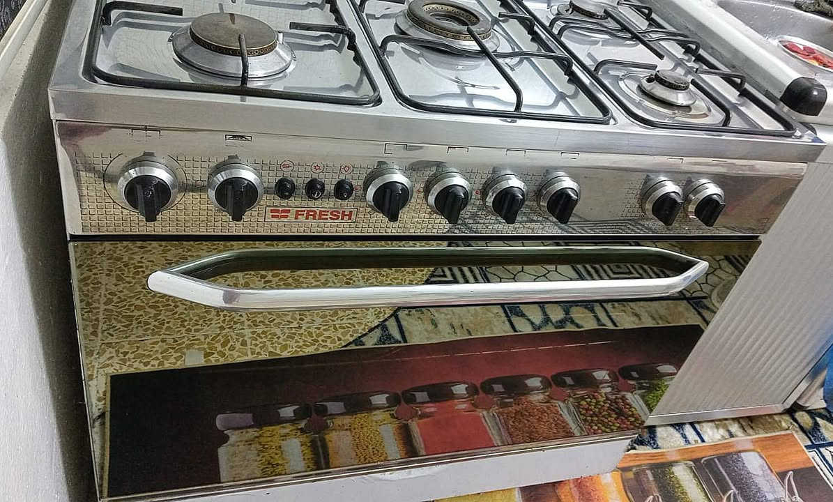 طباخ شغال كامل وفول نظافه
السعر ٢٠٠ وبي مجال 
للأستفسار ***********
