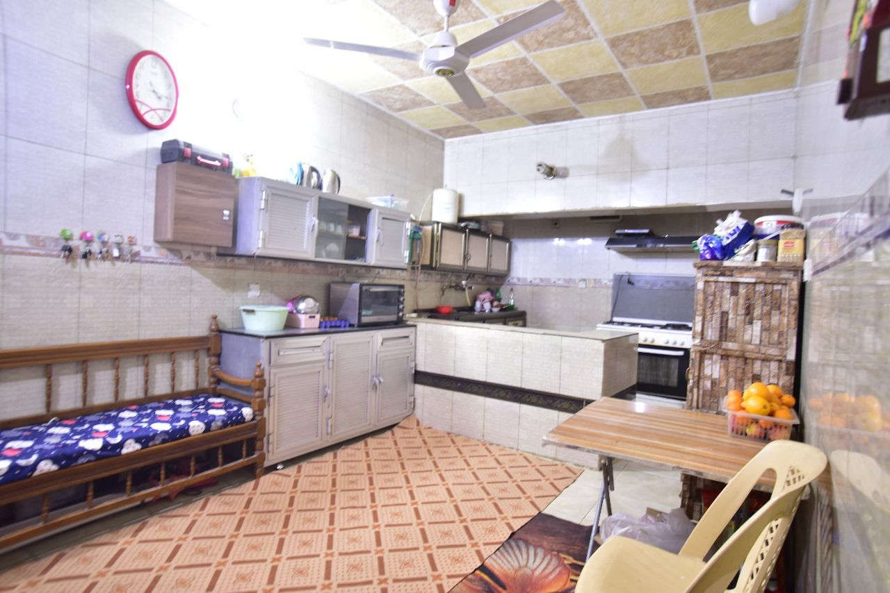 🟥السعر 260 مليون وبي مجال بسيط 

دار للبيع في منطقة الشرطة الخامسة 
مجاور مدرسة القادسية
شارع حسينية السيدة رقية
النوع = طابو سكني  (وليس زراعي)
البناء = مسلح بالكامل
(باسمي وليس ورثة)

المساحة = ٢٠٠م 
الطابق الارضي = حديقة / كراج / مطبخ مفتوح / صالة /      
هول / غرفة نوم / حولي / حمام / تواليت / منور 

الطابق الاول = غرف نوم ٤ / حمام ٢ / مطبخ / سطح ناصي

الواجها حجر - بناء ثمانينات مرمم - ارضية الطابق الارضي( كرانيت ) - ارضية الطابق الاول كاشي 

موقع الدار جدا جدا مميز ( لا يوجد أمامه بناء منازل ) واجهة الدار ١٠*٢٠ 

 للاستفسار واتساب  ***********
 🔵 علما أن الدار حاليا غير مسكون ( فارغ )
🟥 السعر 260 مليون وبي مجال بسيط
