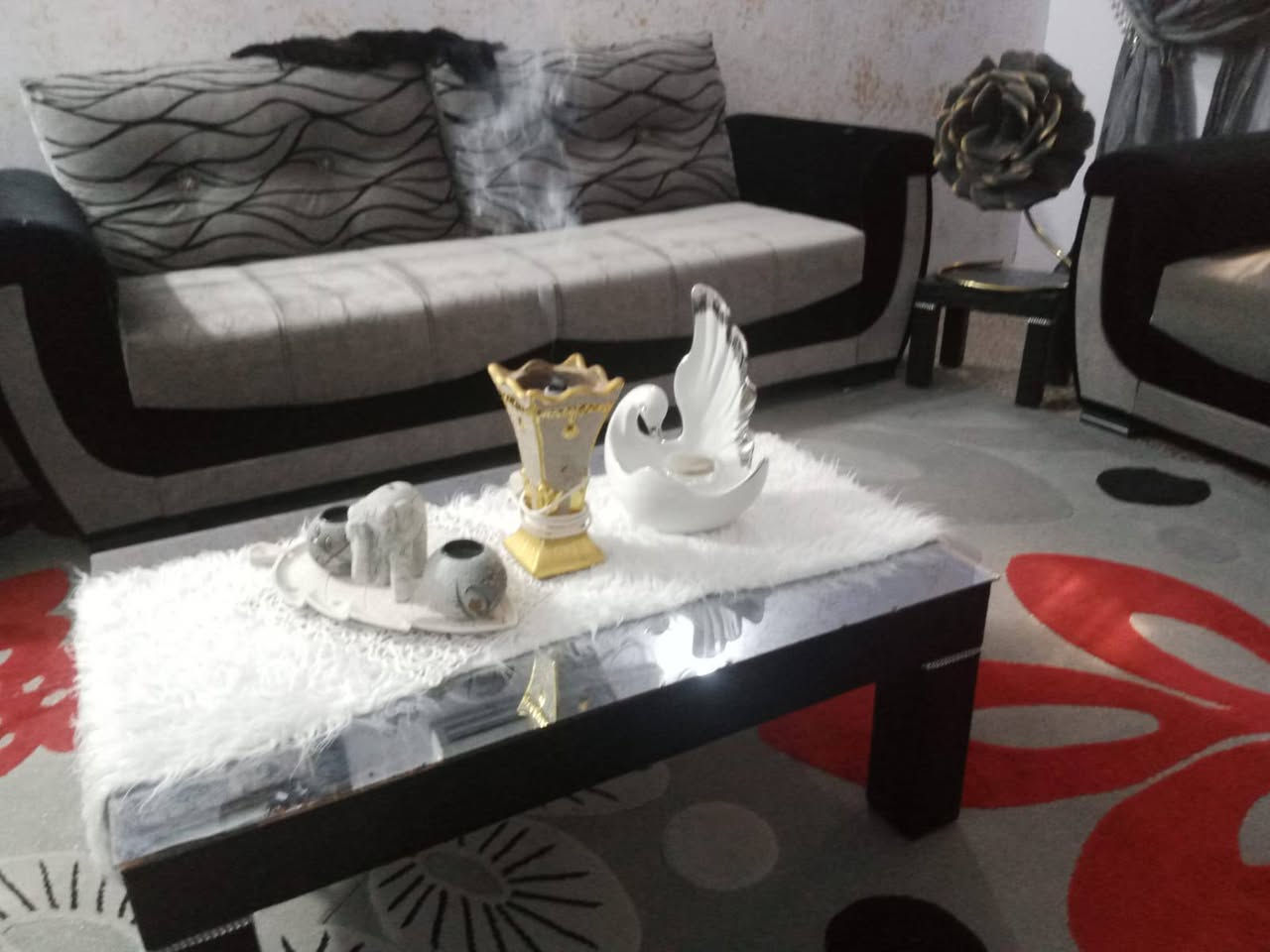 تخم قنفات مع برده وسيت طبلات وسجاده نظافه  مثل مامبين بالصوره السعره ٥٠٠ الف عنوان خور الزبير شارع علويه رقم ***********
