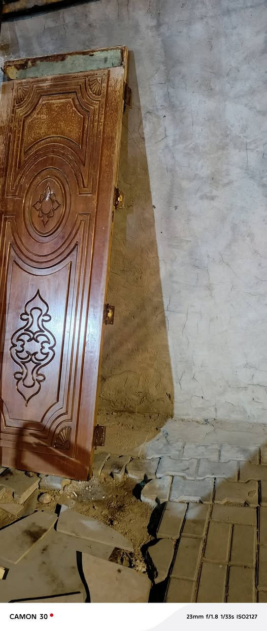 شباك كبير كامل تعل وشد هوه وجاما سعر 150 حديد ثقيل زاد بيبان خشب ثقيل عوزهن شوي صبق سعر لواحد  25رقم لهاتف *********** لبصره لمشراق لجديد
