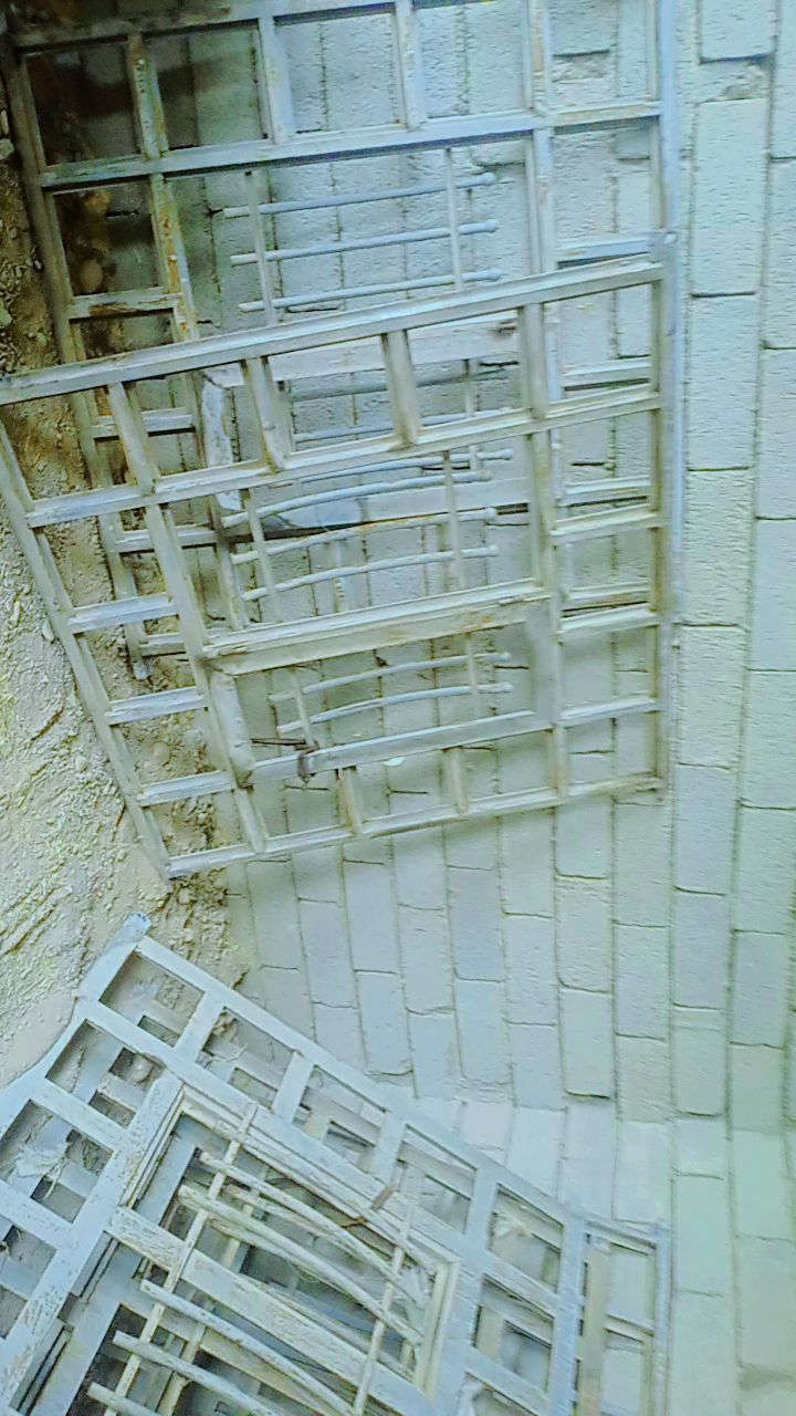 السلام عليكم / 5/شبابيك للبيع / 3/منهن ابو/ 4/بردات و/2/منهن امهات/ 3/بردات جدد مامستعملات مثل ماموضح بل صورة رقم *********** العنوان قرية جرف للتوضيج ماببيهن شي الشبابيك بس صاحبهن يريد يحط غير نوعية
