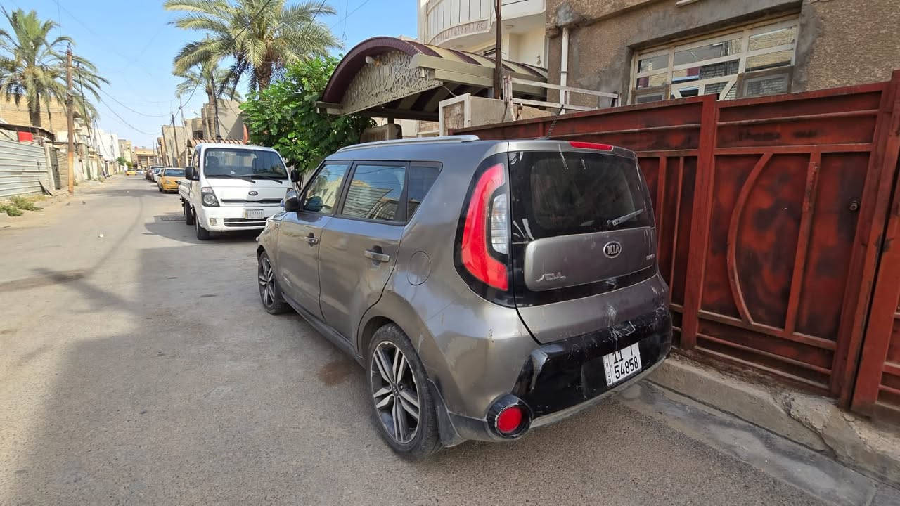 كيا صول2015 وارد أمريكي  حادثها جاملغ وباب جهة السايق وراجع على البارد بدون تبديل السيارة ليبل واحد سياره فول موصفات ماعدى الفتحه فئة SX GDI  سياره شاشه وكامره واشاير بالمري ومري شفط تفتح وتقفل وي السويج بصمه وبصمة أبواب وتدفئة كشنات وكشنات جلد محرك2000GDi مبدله جديده سياره بيها جراد ورادلها ترتيب سعرها 90 وبيها مجال مكانها بغداد الزعفرانية 
***********
***********
