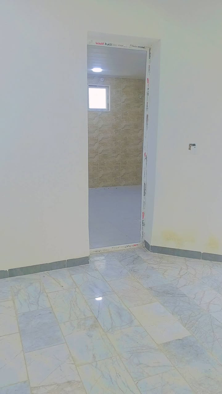 سلام عليكم
بيت ايجار 

دور القضاة

قرب شارع الااطباء

مساحة البيت 400 م
يحتوي ع غرف 4 نوم 

غرفتين طابق ثاني + صاله + مجموعة صحيات 

ال طابق ال ارضي يحتوي علا غرفتين + صحيات داخل الغرف

استقبال +صحيات خاصه بي فقط 

مطبخ البيت غير مسكون 

لل استفسار ***********
