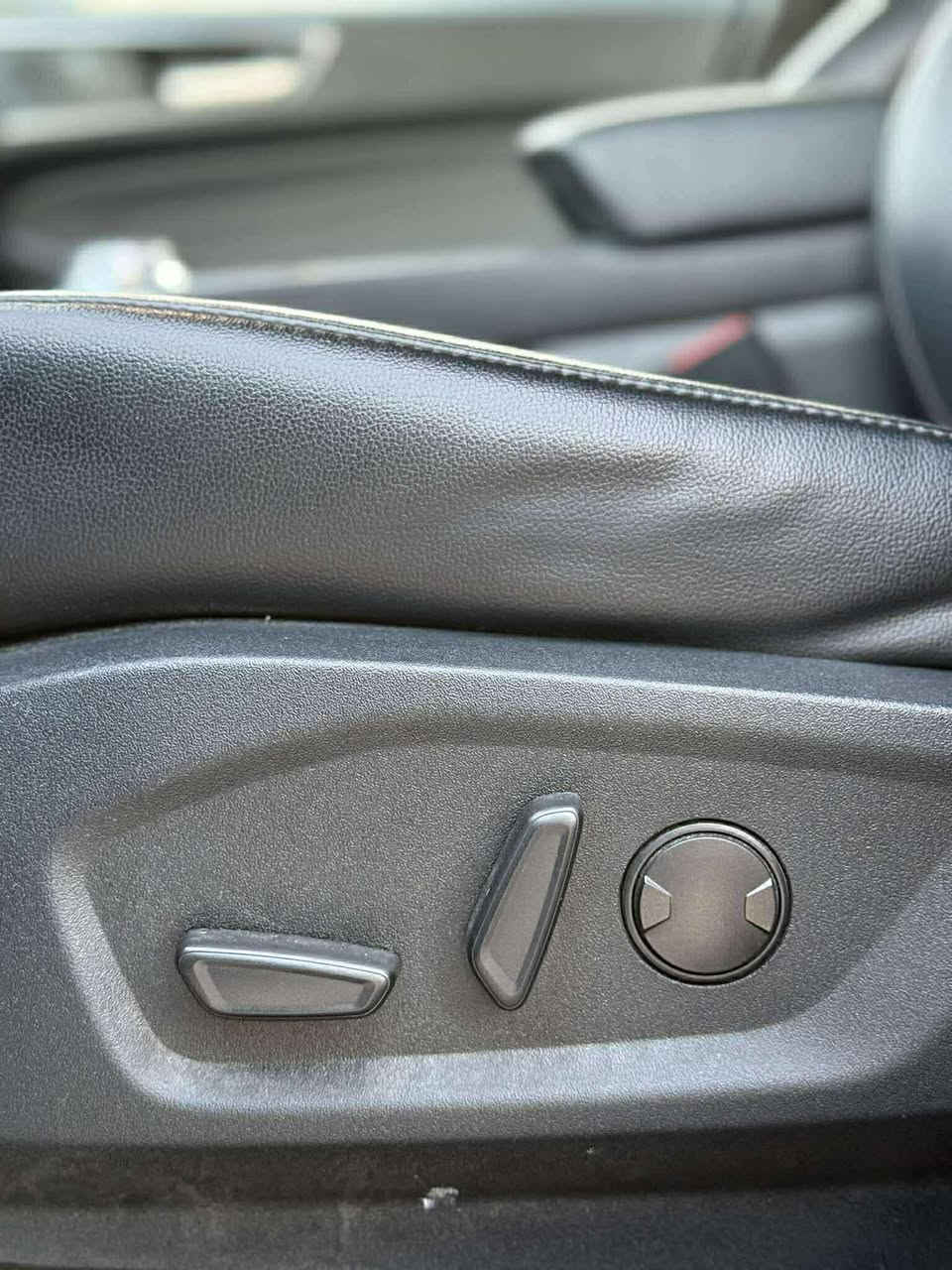 فورد ادج موديل 2022
مواصفات تيتانيوم فور ويل 
السيارة فول  
محرك 2.0 تيربو
المواصفات 
قيادة ذاتية 
تحديد مسار مع رادار مانع الاصطدام 
رادار جانبي (نقاط عمياء)
رادار خلفي (التحذير من الاصطدام ) 
هاند بريك بصمة 
اوتو ستارت auto start
اوتو ستوب auto stob 
اوتو هولد
تحديد سرعة
حساسات امامية وخلفية 
نضام الملاحة والخرائط (Navigaton)
 بصمة أبواب ،
بصمة تشغيل ،
تشغيل عن بعد 
شحن لاسلكي  
صندوك شفط كهربائي 
شاشه دشبول ديجيتال قياس 6.5 إنش
سستم سماعات  Bang&Olufsen 
أضواء أمامية وخلفية LED مع مصابيح نهارية LED
كشنات تدفئة 
تحكم كهربائي بمقعد السائق مع 3 وضعيات خزن 
تحكم كهربائي بمقعد الراكب  
استيرن تدفئة وكهرباء وخزن مع تحكمات  
ويل كب حجم 19
طخم تايرات جديد قبل شهر تركب 
حادثها سرقة دعاميات ولايتات وجاملغ السايق
ايرباك سليم
مرقم اربيل 
سعر: 195$ وبيها مجال 
ماشي: 80 الف كيلو
رقم الشاصي:
2fmpk4k96nba05085
استفسار اكثر هاي الارقام
***********
***********
