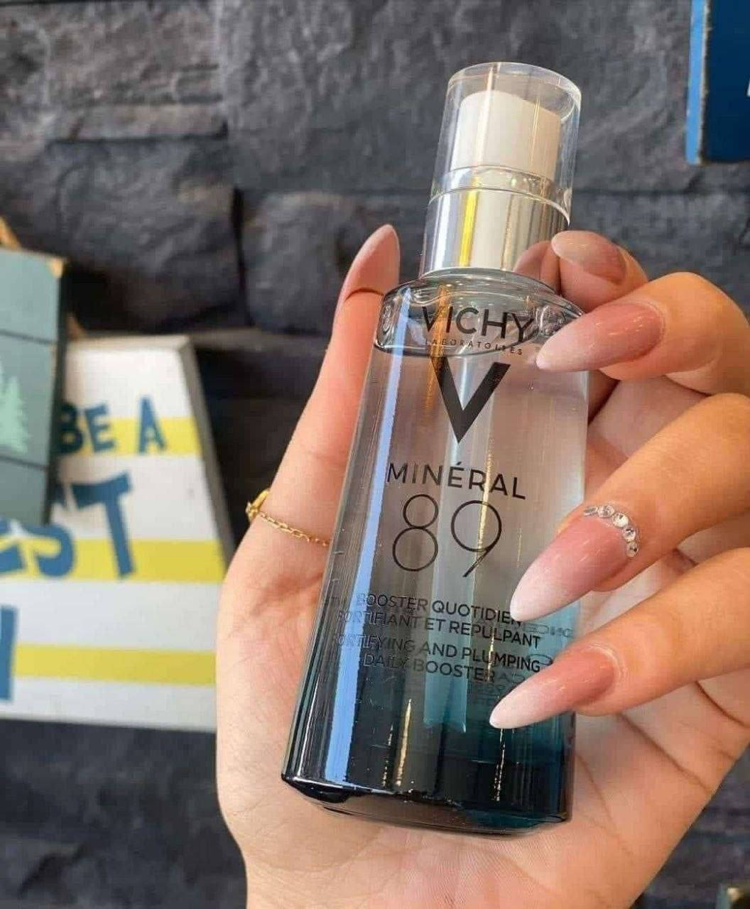 توفر البراند الفرنسي 🇫🇷 الاصلي 💯
سيروم الجمال 89 Vichy Mineral 💙✨💦
#الاصلي 💯للناس اللي تحب ادلع بشرتها بعد يوم متعب وارهاق 💙✨
سيروم فيتشي الغني عن التعريف الأجمل و الأقوى للترطيب  بتركيبة فريدة من نوعها من الهيالورونيك أسيد و مياه فيتشي الحرارية المليئة بالمعادن والتي تعمل على تلطيف البشرة بنسبة مركزة تصل إلى 89 💦🫂💙
✅ يخفف من المظهر الباهت والشاحب 🫂💙
✅ يمنع الإنتفاخ تحت جفن العين ويرطب الجفن 🫂💙
✅ يحتوي على عوامل مضادة للأكسدة تقلل من البقع الداكنة و التصبغات 🫂💙
✅ مناسب لجميع أنواع البشرة 💙
✅ يقلل من ظهور التجاعيد والشوائب 🫂💙
✅ يحفز إنتاج الكولاجين. 🫂💙
✅ ترطيب مكثف و تغذية عميقة للبشرة 24 ساعة 🫂💙
✅ يساعد في غلق المسام الواسعة 🫂💙
‎ يعمل على تغذية و تعزيز ✅
تجديد خلايا البشرة.
‎يحتوى على 89 % مياه حرارية ✅ بترطب البشرة و تحميها 
‎يحتوى على حمض الهيالورنيك اللى بيمتص الماء و يشتغل كفيلر و مكافح للتجاعيد✅ 
‎ يحفز الكولاجين الطبيعى من ✅ طبقات الجلد و يعطى البشرة نضارة وحيوية 
‎ نتايجه بتظهر خلال أسبوعين   
#الاصلي المنشأ فرنسا 🇫🇷💯
سعر الدرزن 
يوجد لدينا توصيل الجميع محافظات العراق✔️✔️


**إذا كنت صاحب هذا الإعلان وتريد حذفه لأي سبب، رجاءا أرسل رسالة إلى الدعم الفني**