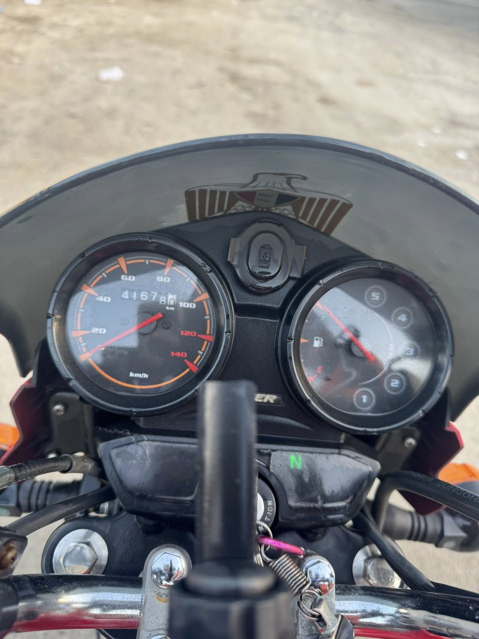 السلام عليكم بوكسر للبيع  النضافة مثل ما موضح بل صورة زنون منضومة كاملة تخم تاير جديد الدراجة رقم انكليزي تحويل ثاني يوم بسمي الدراجة نضافة كدامك استفسار خاص او اتصال ***********
