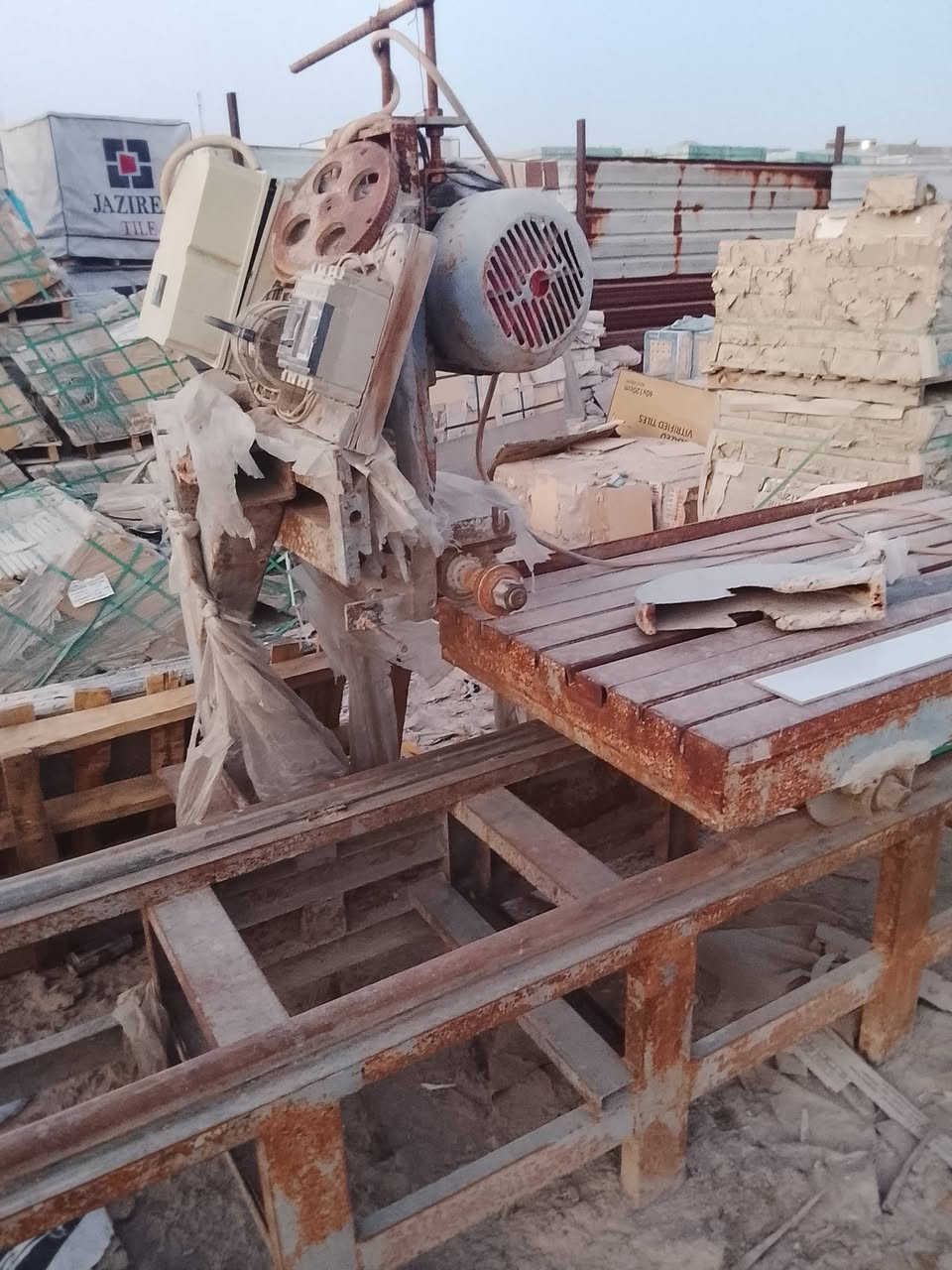 قاطعة   الكرانيت والمرمر 
شغاله ما بيه شي بس رايدله ادامه تأخذه شرط الشغل 
البصره حمدان 
***********

