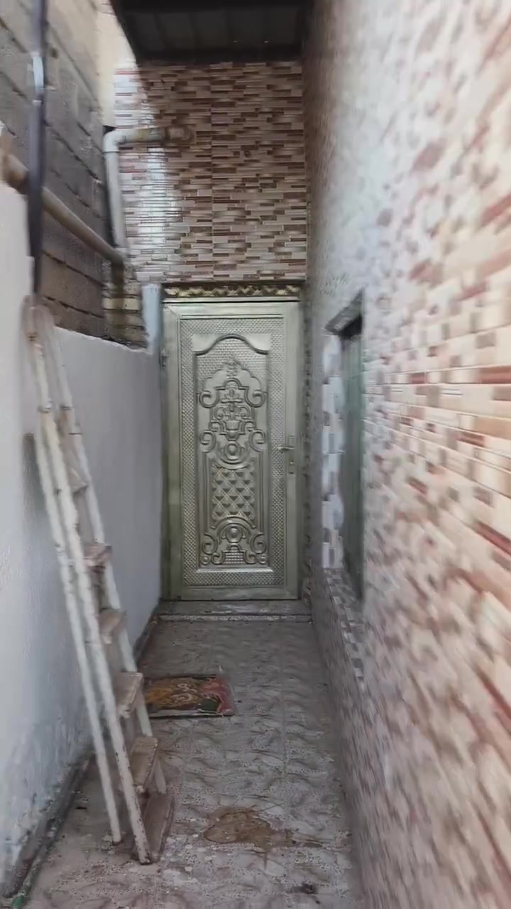 السلام وعليكم بيت   100 متر حي الشهداء طابقين الطابق الول بلوك وعكاده الطابق الثاني طابوك السكف مسلح  3 قرف نوم استقبال ومطبخ وحمام السعر 60 مع المجال بسيط ***********     ***********
