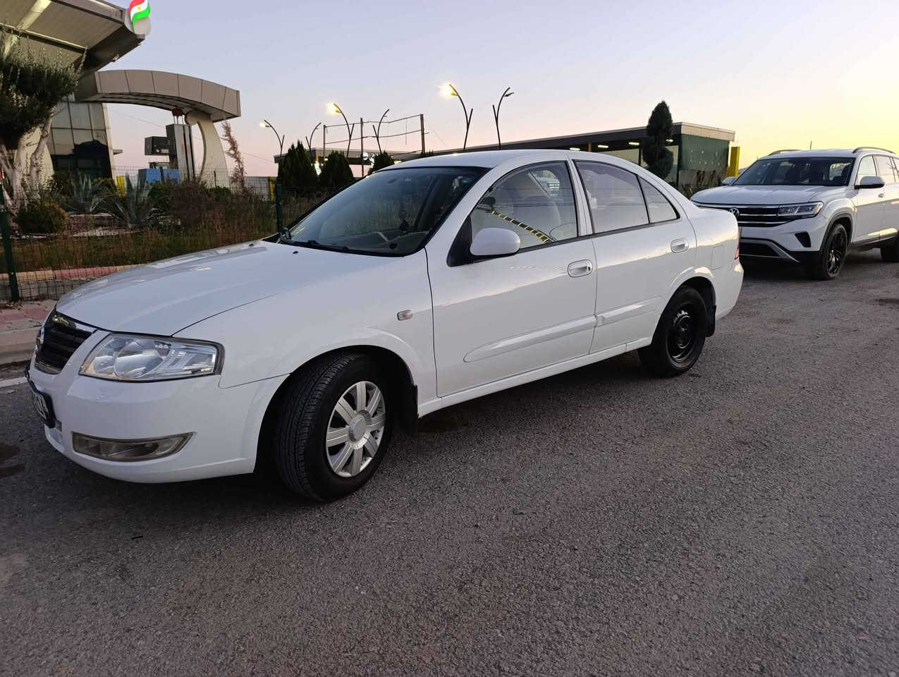 سەنی کوری سپی بەفری مۆدیل 2013 
سەنەوی و رەقەمی نوێن مانگی دەی 2027 بەسەر دەچیت 
تایەوپاتری نوێن 
بۆیاخ چوار پارچە بەبێ ناو 
دوودەرگای لای سەیاق بەبێ ناو 
چەمەلاغی دواوە لای سەکن 
سندوق تۆزێ ناوی گرتوە بەڵام نەگەیشتۆتە ناوحەوزەکە 
گێڕومەکینەوتەحویل بەشەرت ،220 هەزار رۆشتوە ،مەکینە سپی مەرغوب 
بۆلش وقەلەمکاری بۆکراوە سەیارەکە ماڵی دۆستە تەقەورەقەی نیە ،
نرخی کۆتایی 85 گەڵا تکایە ئەگەر موشتەری نیت کاتم مەگرە لەگەڵ ڕێزم 
***********
***********
سەیارەکە لەڕانیەیە رانية, السليمانية
