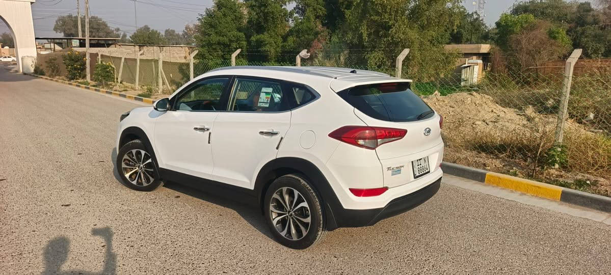 السلام عليكم للبيع هونداي توسان كوري وارد خليجي (الكاصد)
الموديل 2018 
رقم بغداد 
ماشيه 149 الف 
لون ابيض 
مكينه 2000 سايد بريك رجل 
كشنات جلد مري شفت اشارة ترحيب 
شاشه تاب جبيره والخ..... 
**بيه ملاحظات مذكوره بالسونار 
كير مكينه شركه 
السياره بالواقع احلى من الصوره السنويه بأسمي
السعر 178 وبيه مجال بسيط 
مكان السياره بابل/المركز 
للاستفسار ***********
