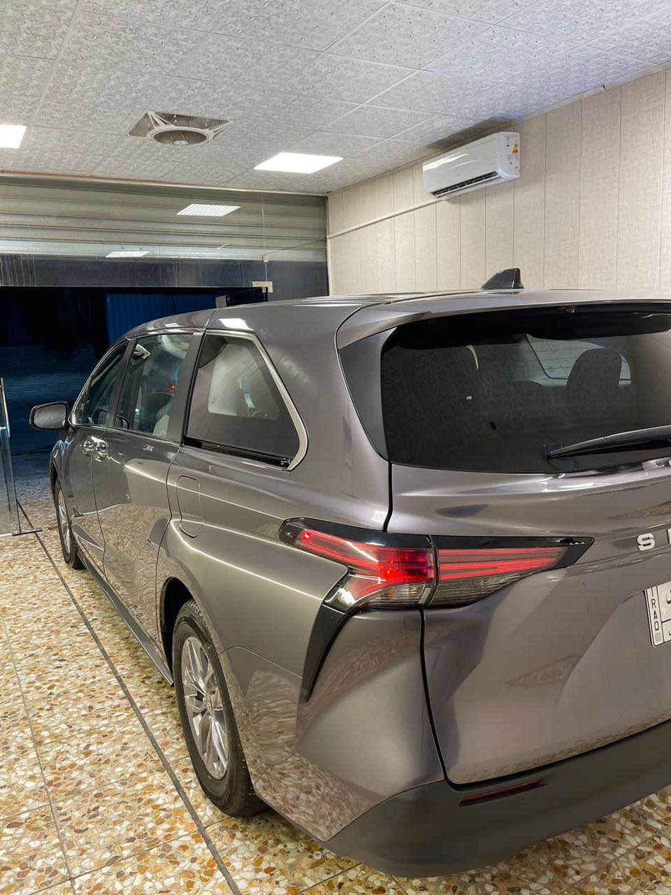 تويوتا سينا 2021 
مواصفات LE 
رقم بغداد ماشية 30 الف كيلو
 حادثها حلو  وبيها سونار  دزلي وات ساب وادزلك 
مكانها بغداد / بسماية السعر 275 $ وبيها مجال بسيط
محرك 4 سلندر 2500 هايبرد
شاشة
 كامرة 
رادارات 360 درجة
مثبت سرعة تفاعلي
ابواب سلايد كهرباء
8 راكب
ويل 17
للاستفسار وات ساب *********** بغداد, العراق
