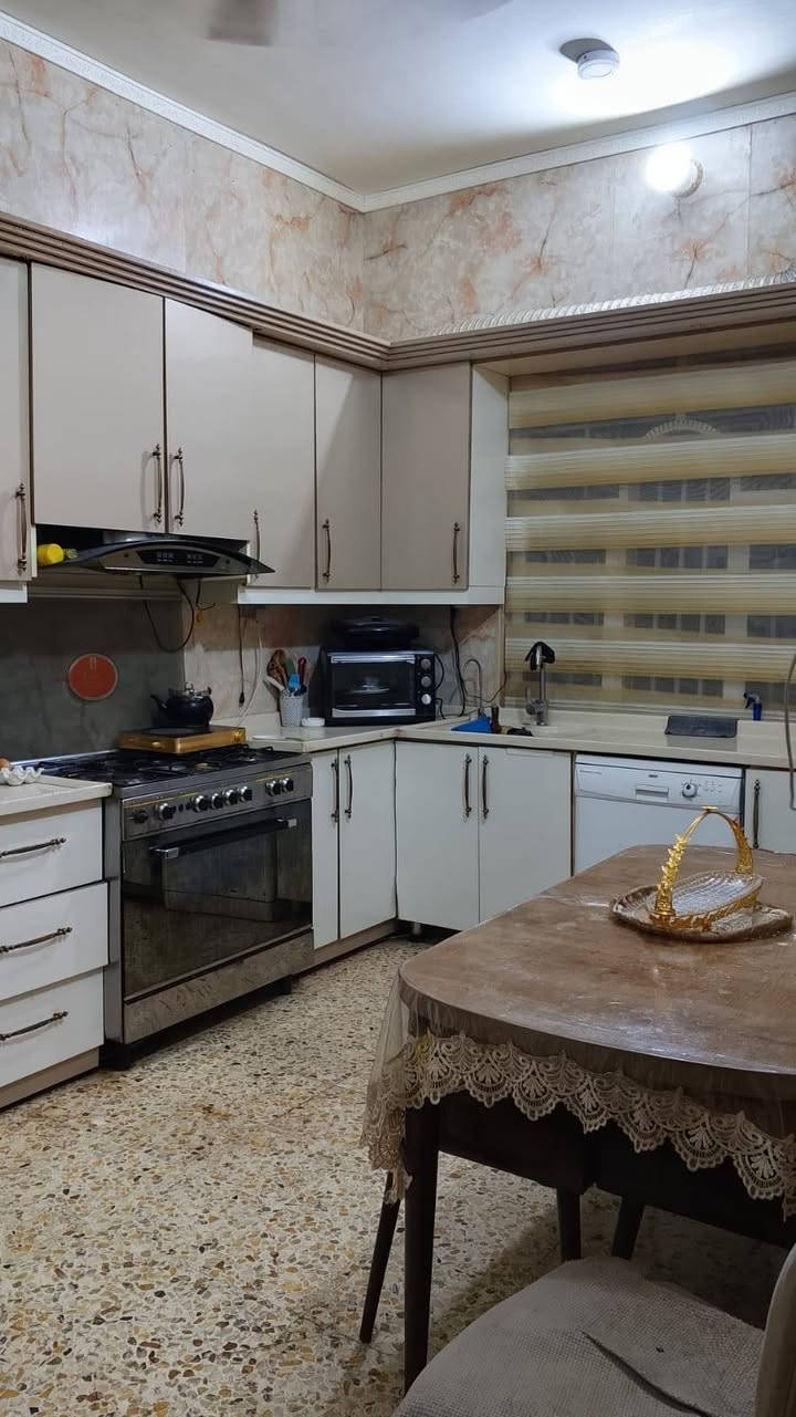 بيت للبيع ١٠٠م قاطين عكاده في منطقه الجمعيات الأولى قرب المستوصف السعر ١٢٥ بي مجال قليل للشراي ***********
