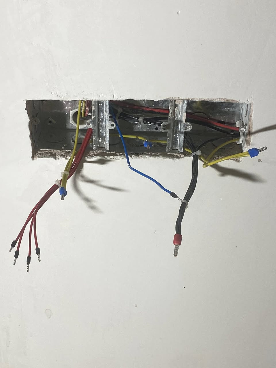 عمل درجة اولى انارة حديثة (بوري ، سيمنز) توزيع انارة منظمة وتوزيع سويج بلك بستهلاك تام خريطة حسب الاثاث ترتيب وبأنسب الاسعار عمل قطعي الاستفسار ***********
