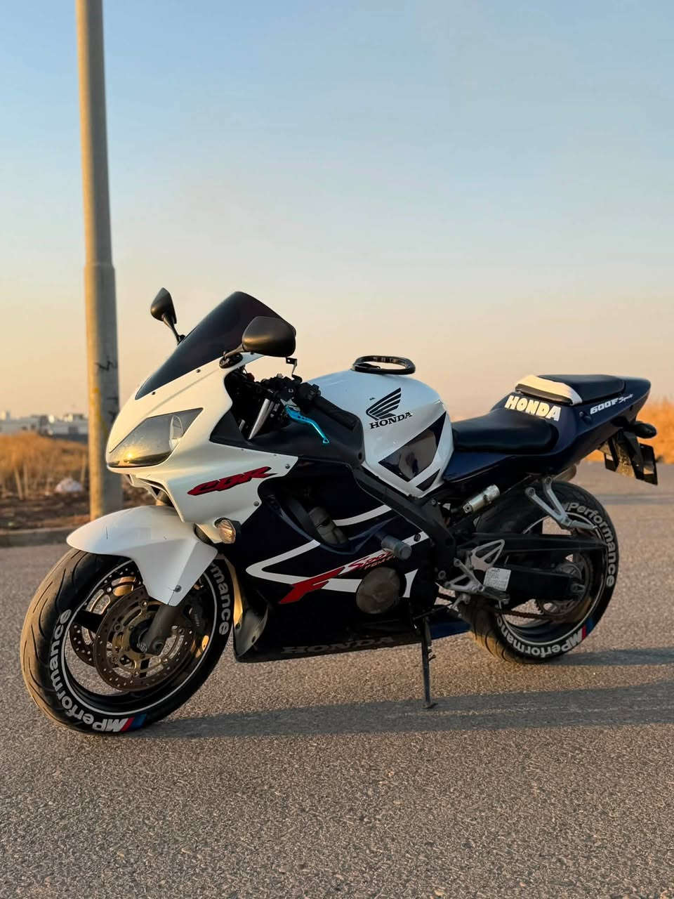 بۆ فرۆشتن 
Honda F4i 600 model2004
هۆندا ئێف فۆڕ ئای ٢٠٠٤ بۆ فرۆشتن  گێڕ و مەکینە و کارەبایات هەموو گیانی بەشەرت ماتۆڕەکە بالەیە و یەک دەس بووە و ٥٧،٠٠٠ هەزاری حقیقی ڕۆشتووە شوێن هەولێر 
سعر 28$ معامەلەیەکی برایانە 
بەس تکایە ئەگەر موشتەری نی نە سەری خۆت نە هی منیش مەێشێنە
ژ.م***********
ئەدمین❤️

