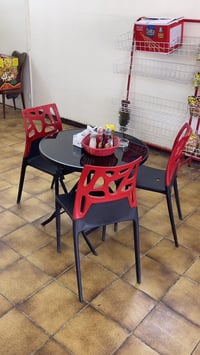 ميز طعام دائري قياس ٩٠ سم لون اسود عدد ٢  مع كراسي عدد ٦  بسعر خمسين ا...