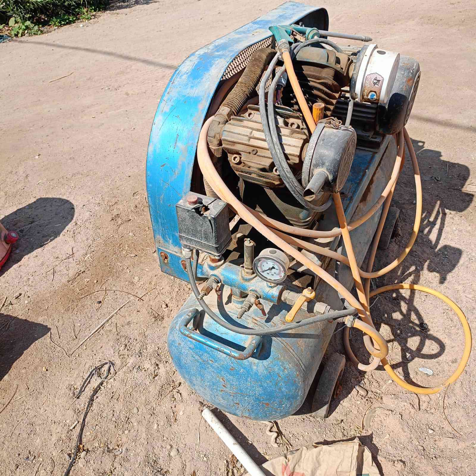 كمبريسر 100 لتر ايطالي شركة بوما الايطاليه الماطور والتاروسه نفس الشركه ثري فيز ، شرط الشغل والفحص ، السعر 300 مكانه البصره قضاء القرنه ***********
