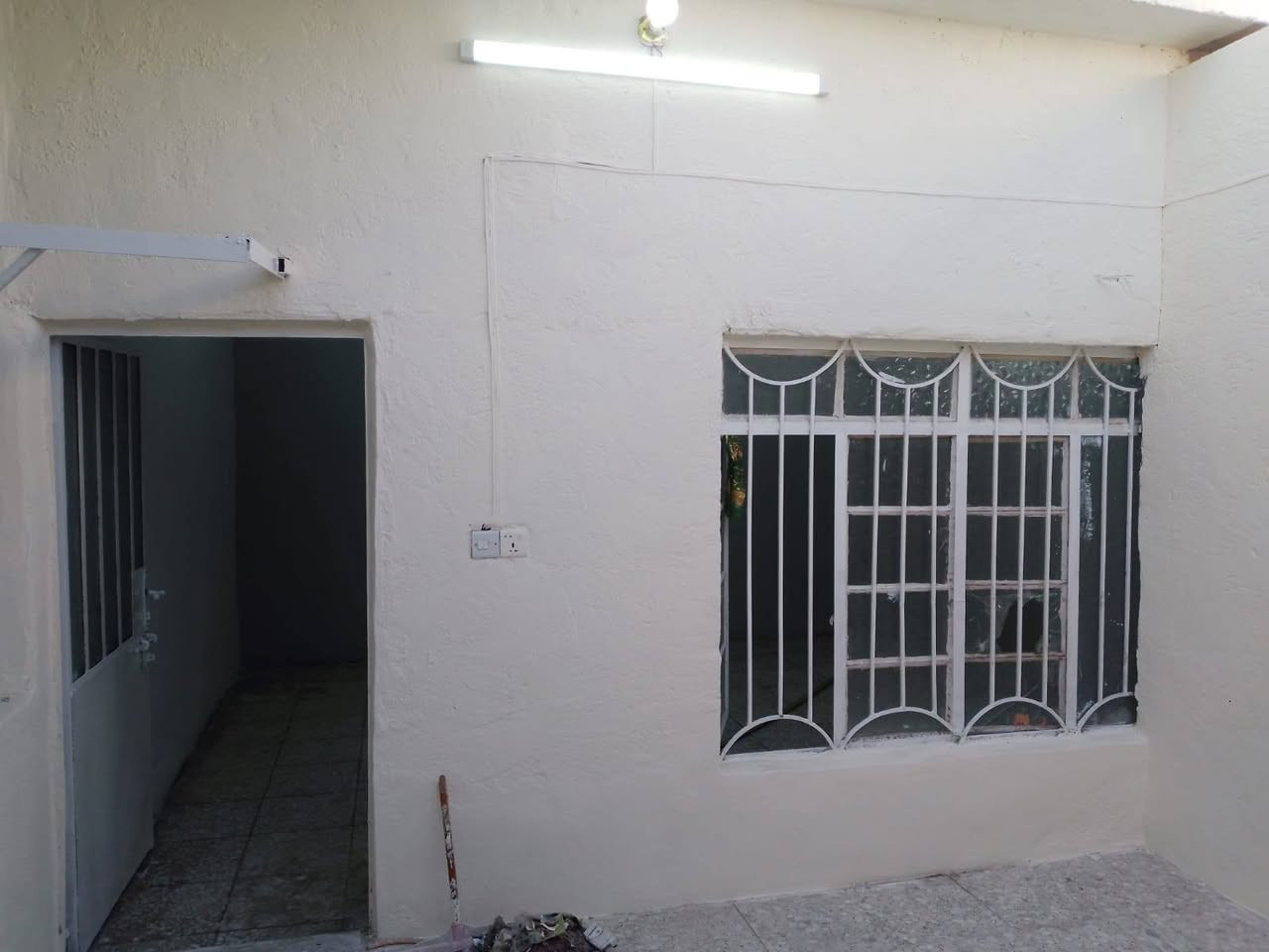 السلام عليكم
بيت 100 متر في قطاع ٨٠ مقابل قطاع ٧٥ 
اول فرع بعد ملعب الترابي 
استقبال وغرفه نوم وصاله ومطبخ وترك وصحيات خارجيه 

للاستفسار الاتصال *********** يوجد وات ساب
