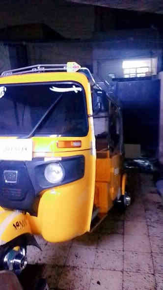 تكتك 21 جاهزه من كلشي رقم بغداد انكليزي تحويل ثاني يوم هيه وغراضها عنواني. بغداد شهداء السيديه قرب جامع الامام علي سعر. سبعه وميتين.7و200  ***********
