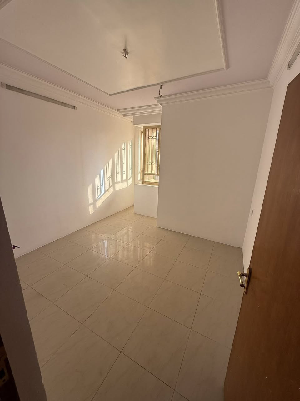 بيت ايجارر . مساحه. ١٢٠. متر. واجهه. 7ونص.
يحتوي. عله.4.  اربعه. غرف. نوم. 
مدخلين. 
استقبال. 
مطبخ. 
صحيات. العد. 2. 
الموقع. البنوك. التربيه. 
موقع. مميز. 

استفسار. 
***********
