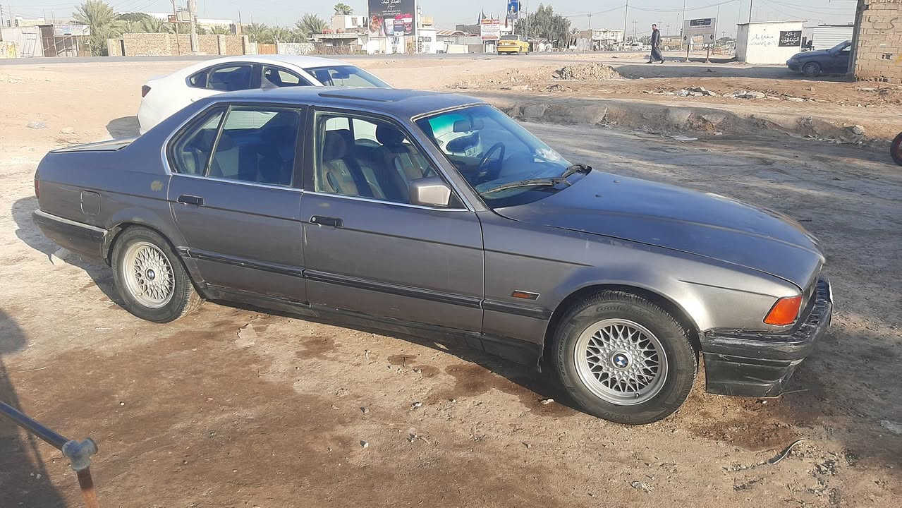 بي ام بغداد موديل ٩١ المكان الديوانية
مكينة بيها خبطة 
و الكير البك يأخر 
حدادية اسفنجة نظافة ٩٠%
تبريد ثلج و منظومة التبريد كلها بالباكيت 
السعر ٤٢ و بيها مجال 
المكان الديوانية 
الرقم ***********
